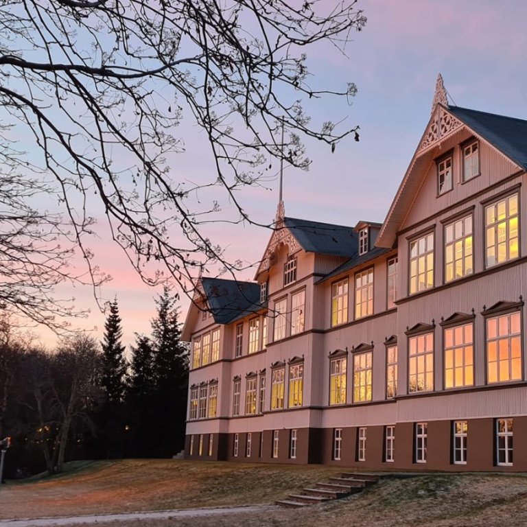 Gamli skóli í desemberbirtunni. Mynd: Margrét K. Jónsdóttir.