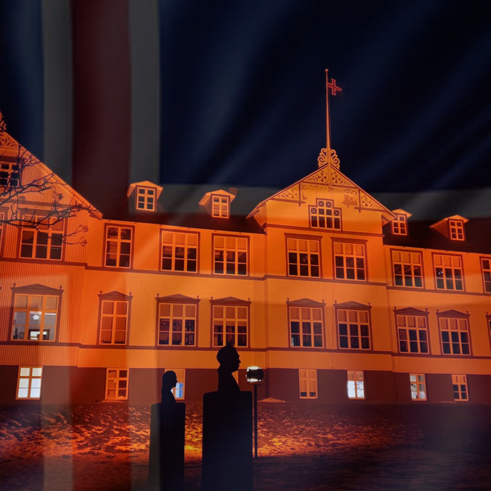 Gamli skóli í appelsínugulum bjarma á fullveldisdegi