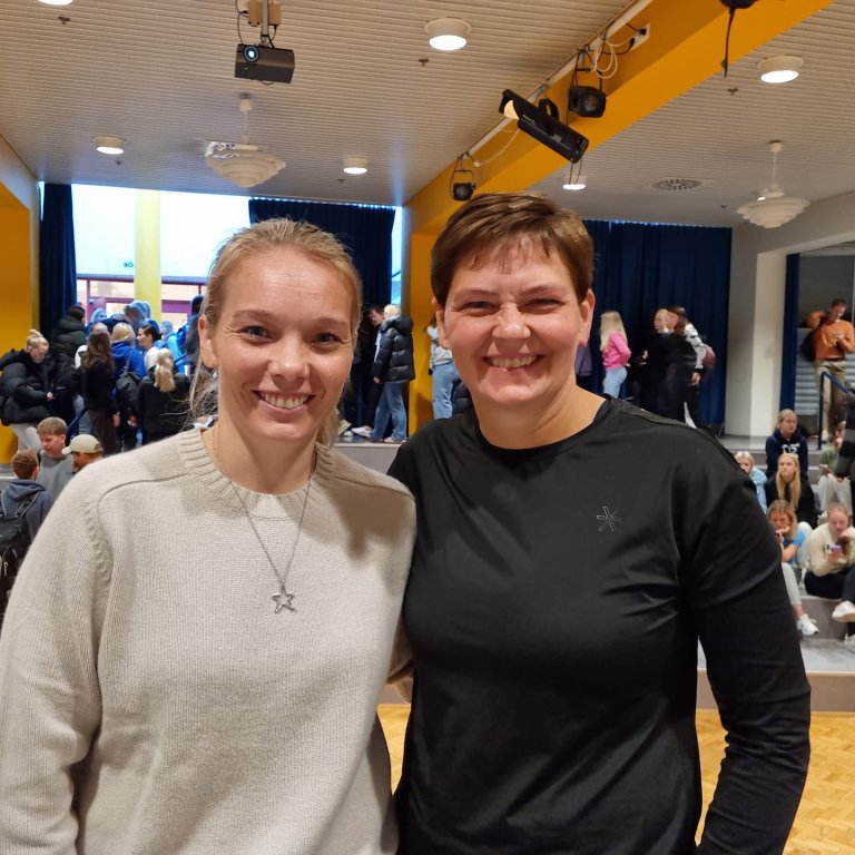 Margrét Lára Viðarsdóttir ásamt Ingu íþróttakennara sem hafði veg og vanda af heimsókn Margrétar.