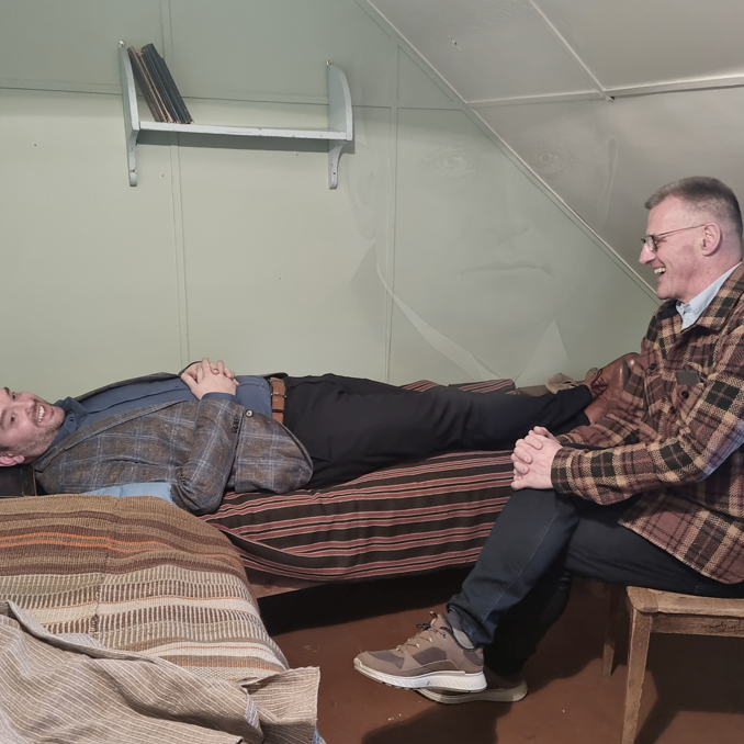 Ásmundur Einar Daðason og Karl Frímannsson slá á létta strengi á suðurlofti Gamla skóla