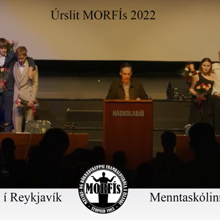 Stefán Óli Jónsson oddadómari úrslitaviðureignarinnar tilkynnir úrslit kvöldsins. Skjáskot