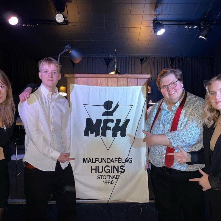 Lið MA; Malín, Jóhannes Óli, Þröstur og Krista. Myndin er fengin af facebook-síðu Málfundafélags Hug&hellip;