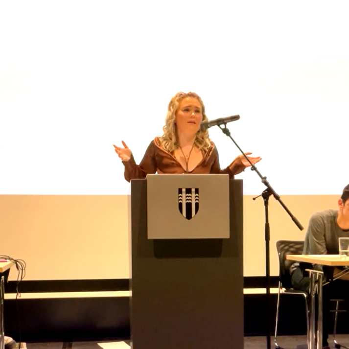 Krista Sól ræðumaður kvöldsins í ræðustól. Skjáskot.