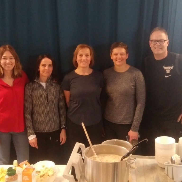 Íþróttakennarar og aðstoðarskólameistari buðu upp á morgungöngu og hafragraut með lýsi í morgunmat.