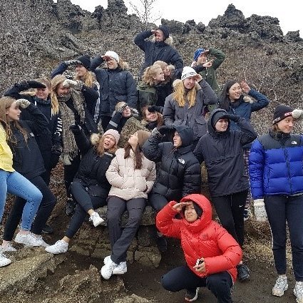 Nemendur stilla sér upp fyrir myndatöku