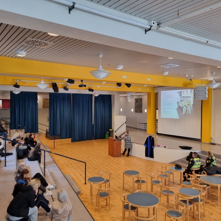 Lögreglan á Norðurlandi eystra kynnir starfsemi sína fyrir nemendum í 3. bekk í MA