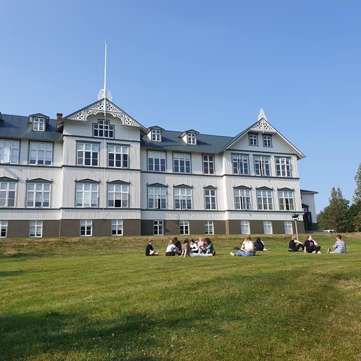 Nemendur í útikennslustund í blíðviðrinu í ágúst.