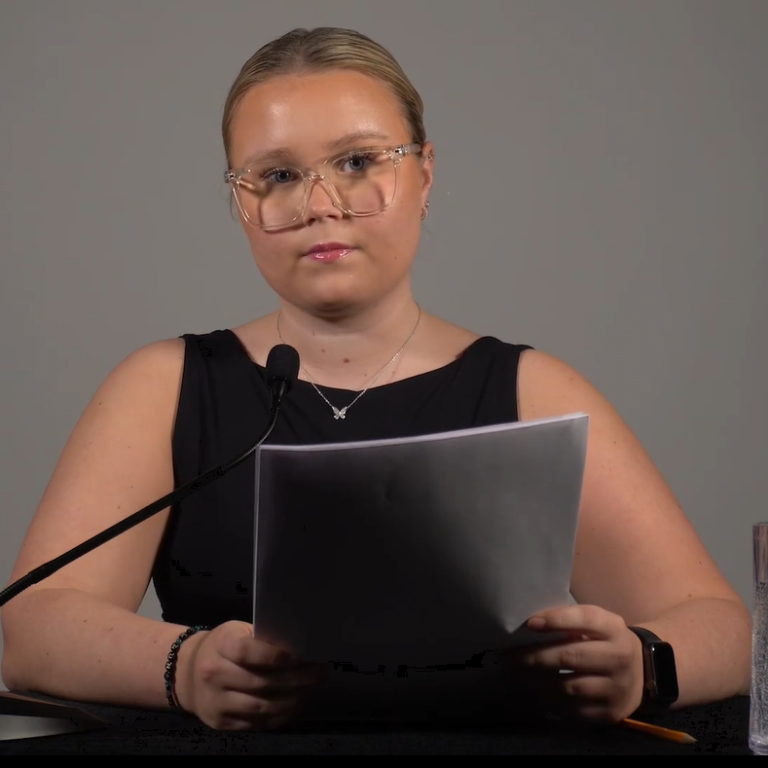 Krista Sól Guðjónsdóttir forseti Hugins tekur til máls. Skjáskot af myndbandi skólafélagsins.