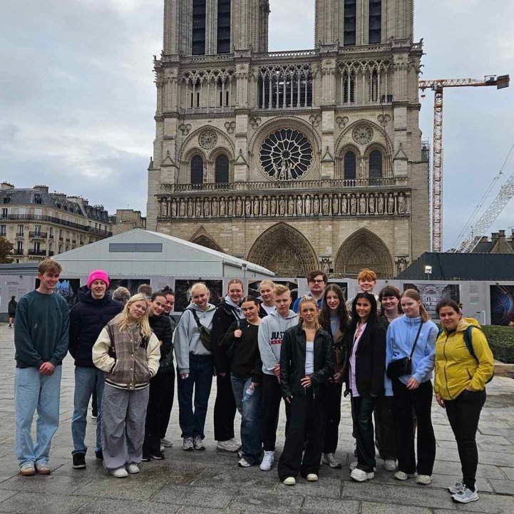 Hópurinn sem hélt til Parísar, við Notre Dame