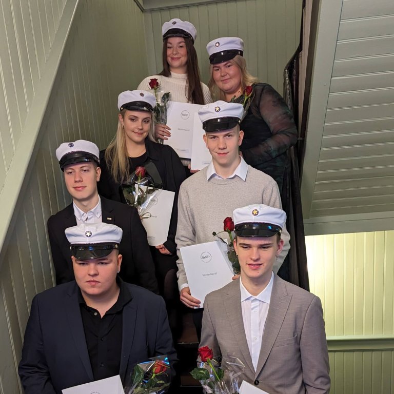 Nýstúdentar 20. desember 2023. Á myndina vantar tvo stúdenta.