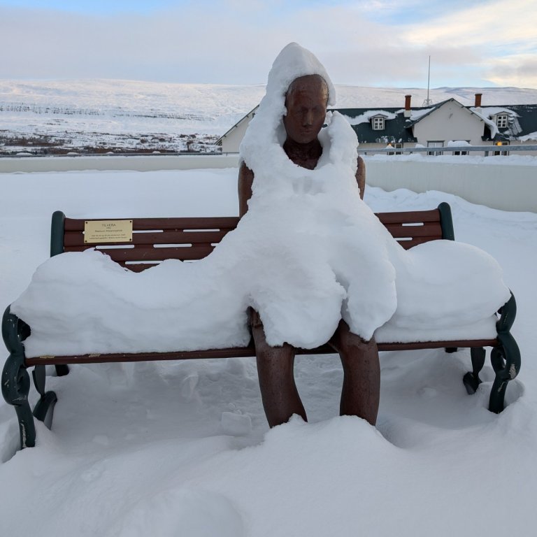 Skóli verður í dag en fylgst með veðri