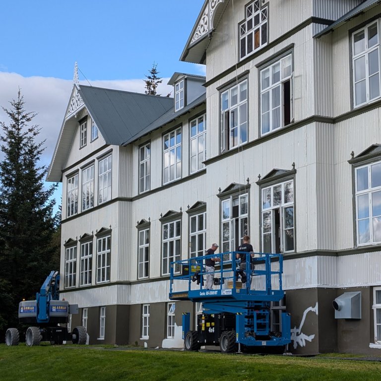 Gamli skóli var málaður að utan í sumar og bíður nú þess að nemendur mæti í hús.