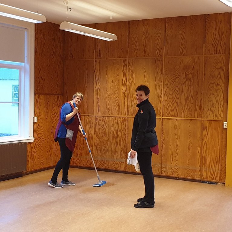 Guðríður og Vala bóna stofu G22 - sem er eins og fínasti danssalur