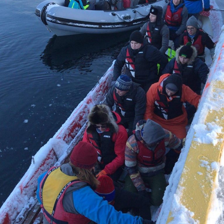 Nemendur leggja úr höfn á Hjalteyri í fylgd öryggisvarða frá Siglingaklúbbnum Nökkva. Mynd:Alfreð St&hellip;