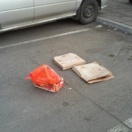 Ruslið á bílastæðinu