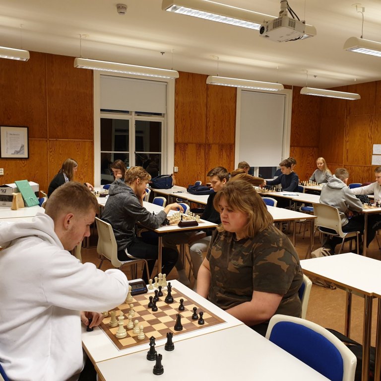 Nemendur í 1X einbeittir á skákmóti