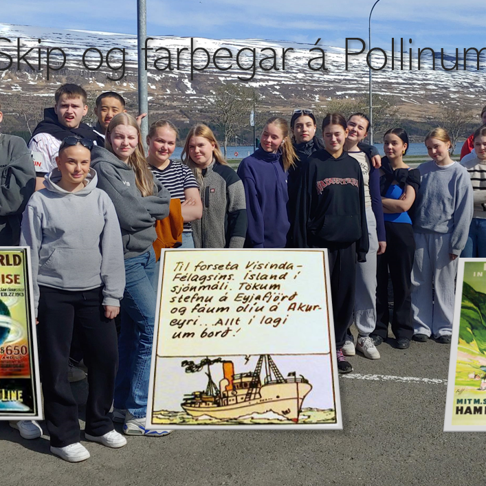 Nemendur í menningarsögu stilla sér upp við Pollinn