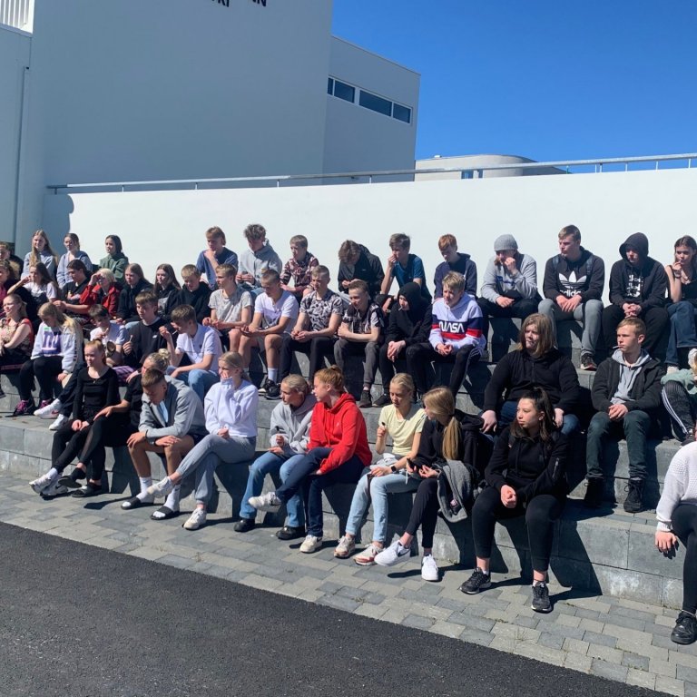 10. bekkingar á Akureyri njóta sólar í MA