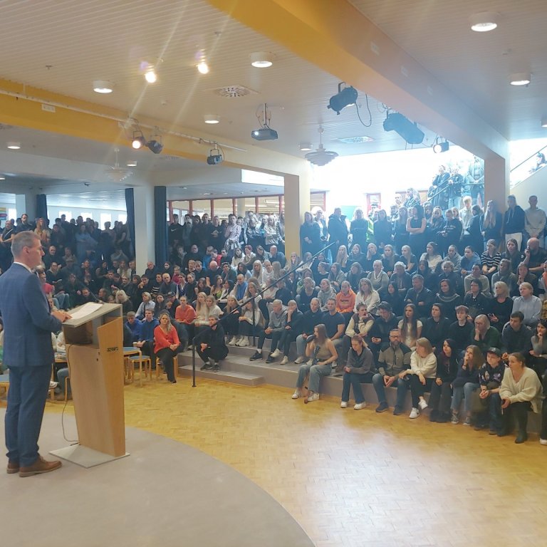 Karl Frímannsson skólameistari MA setur skólann