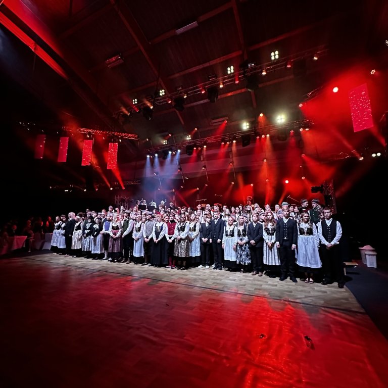 3. bekkingar syngja skólasönginn