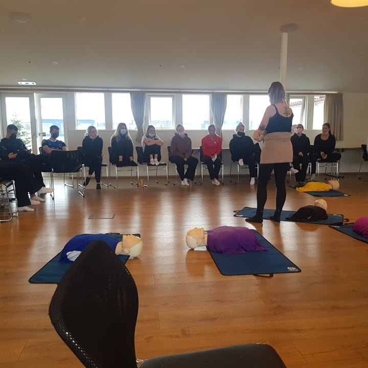 Nemendur í 2. bekk fá kynningu á skyndihjálp hjá Rauða krossinum