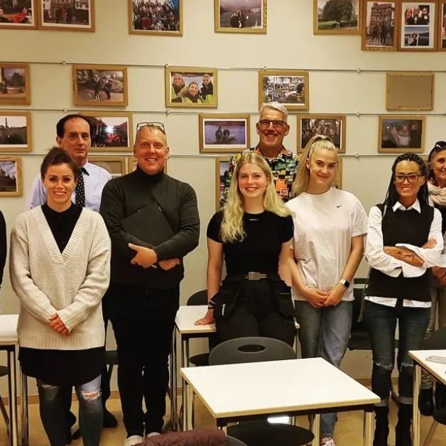 Fulltrúar frá háskólanum í Martin ásamt skólameistara, kennurum og nemendum í MA.