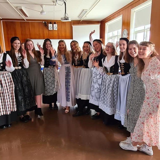 Þjóðbúningar settu svip á sparifatakaffið.