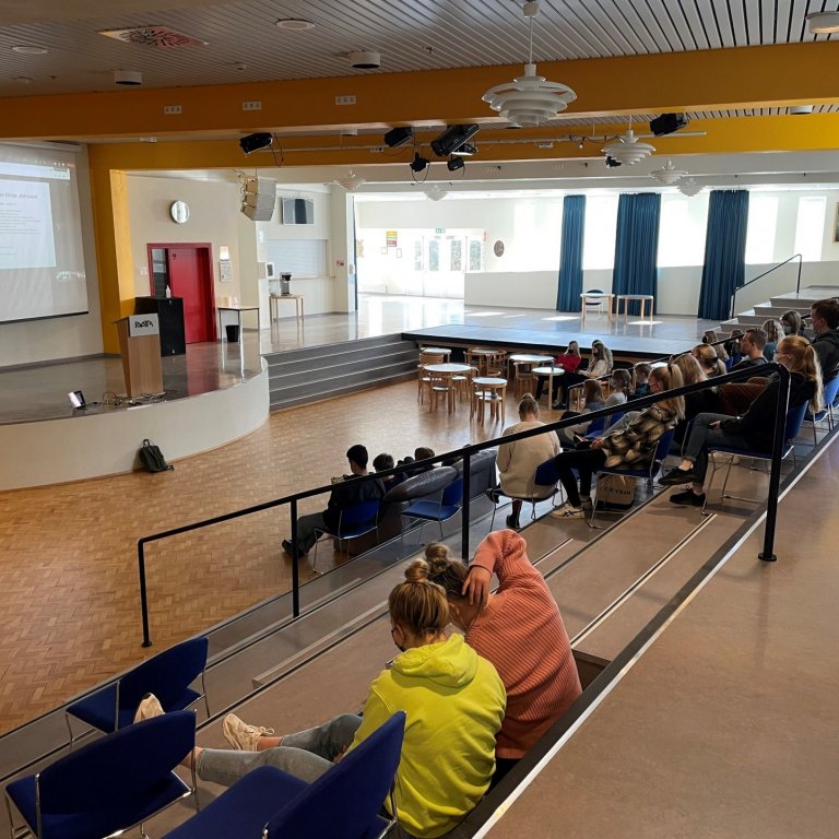 Nemendur fylgjast með starfskynningu í Kvosinni.