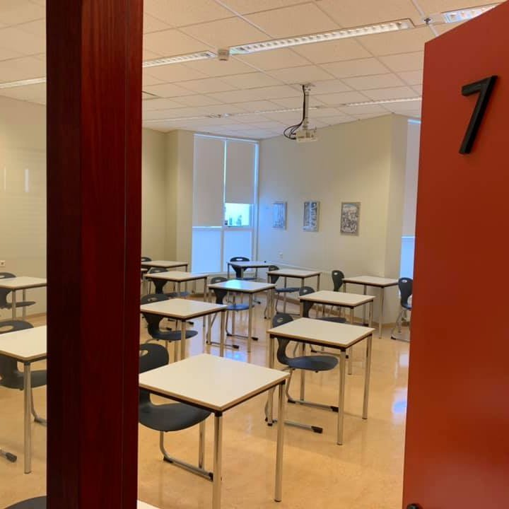 Kennslustofur skólans standa auðar og nemendur læra heima