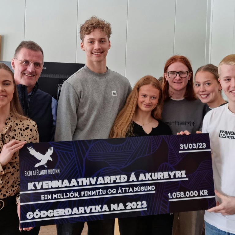 Fulltrúi Kvennaathvarfsins á Akureyri veitir viðtöku styrk frá MA-ingum