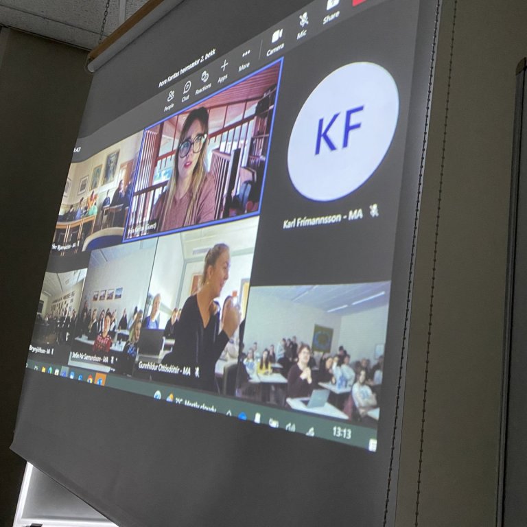 Þóra Karítas Árnadóttir á skjánum hjá 2. bekk