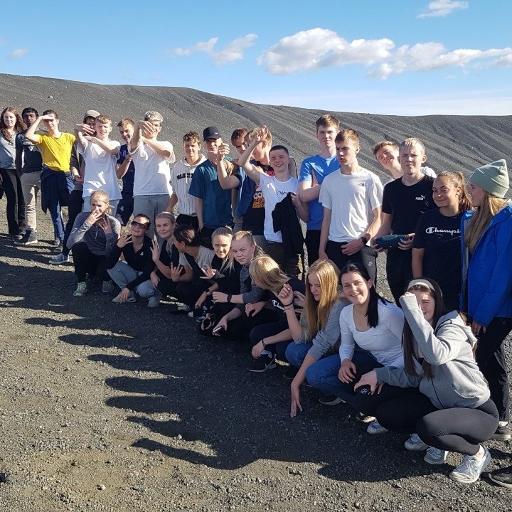 Nemendur í náttúrulæsi stilla sér upp fyrir myndatöku