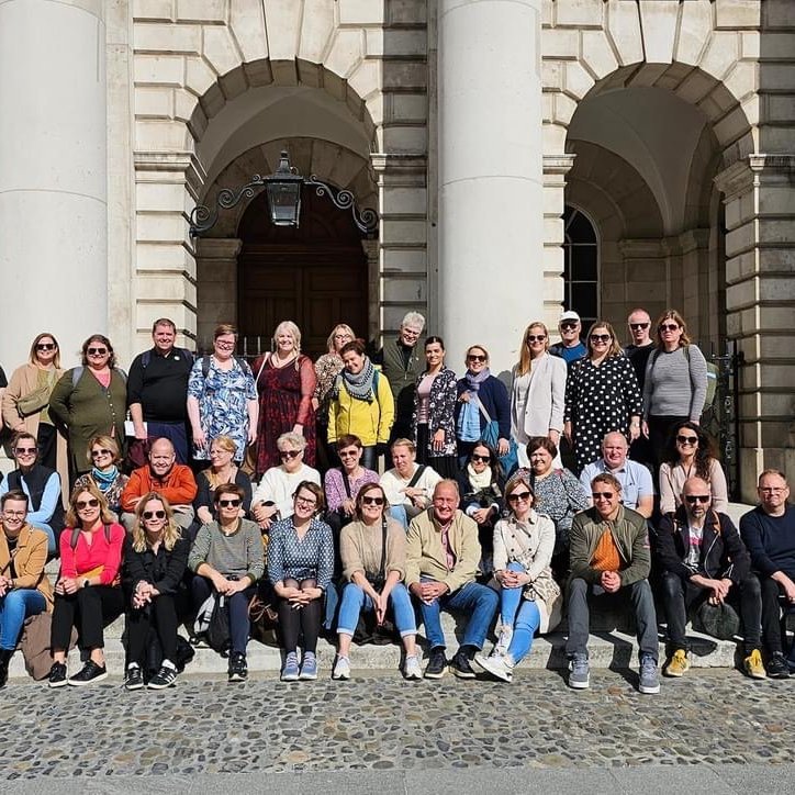 Hópurinn við kapellu Trinity háskólans