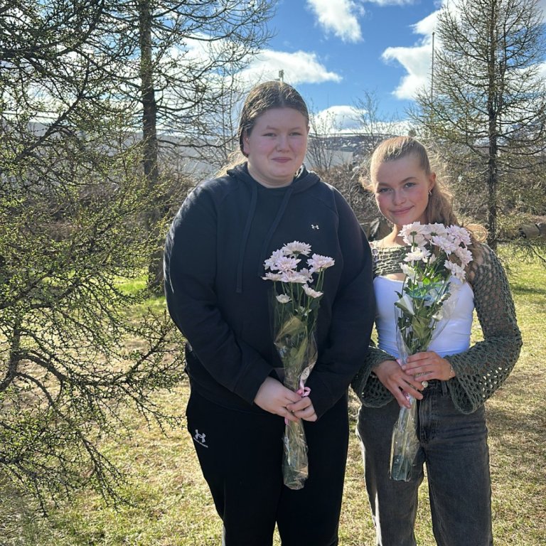 Hanna Lilja Arnarsdóttir og Steinunn Lilja Dagsdóttir urðu í 2. sæti keppninnar og fengu blóm frá sk&hellip;