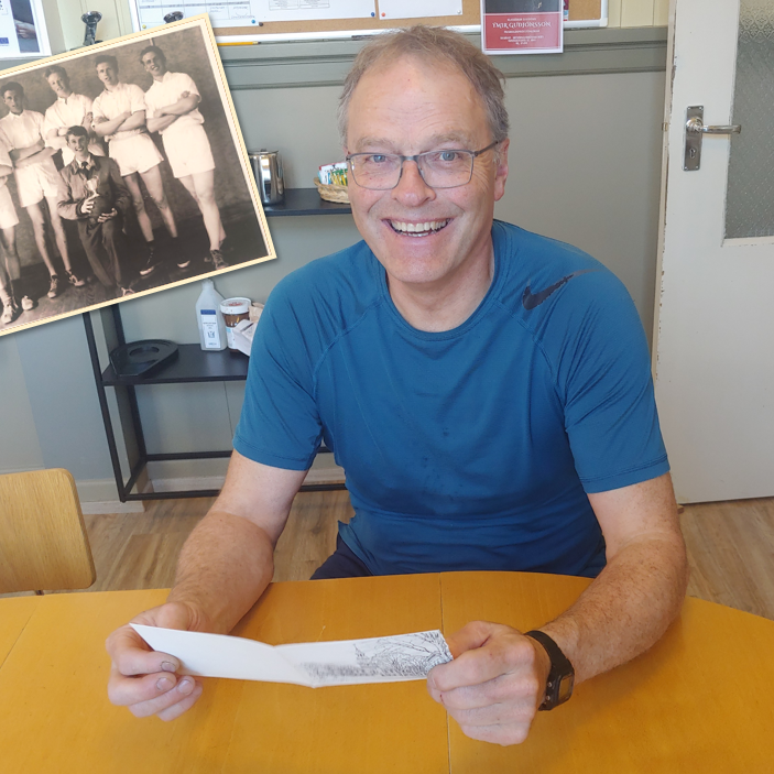 Unnar Vilhjálmsson með jólakort föður síns