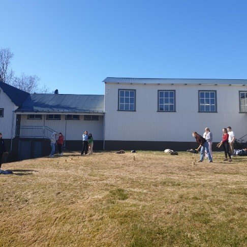 Nemendur í kubb á skólalóðinni