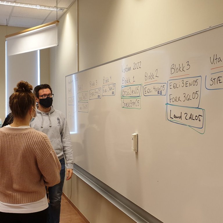 Jóhann S. Björnsson fagstjóri í stærðfræði segir nemendum frá valgreinum í eðlis- og stærðfræði og f&hellip;