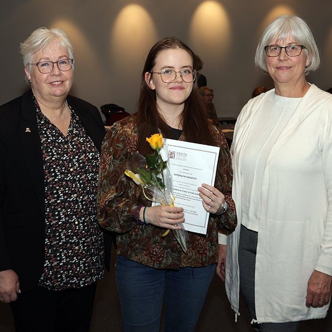 Zontakonur og fulltrúi klúbbsins til alþjóðlegu verðlaunanna. Frá vinstri: Kristjánsdóttir, Þorbjörg…